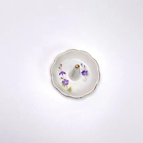 Vintage Ring Porcelain Dish with Handpainted Violets Gilded Gold Tip Japan - Picture 3 of 6